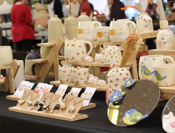 Un stand de céramique au Marché des Artisans d'Art aux Halles du Boulingrin