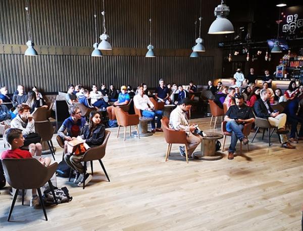Les élèves lors de la remise de diplômes Bravo les Artisans