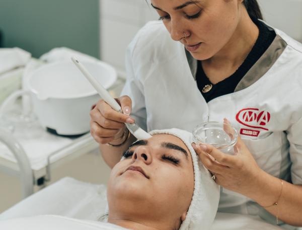 une personne en apprentissage fait un soit du visage 