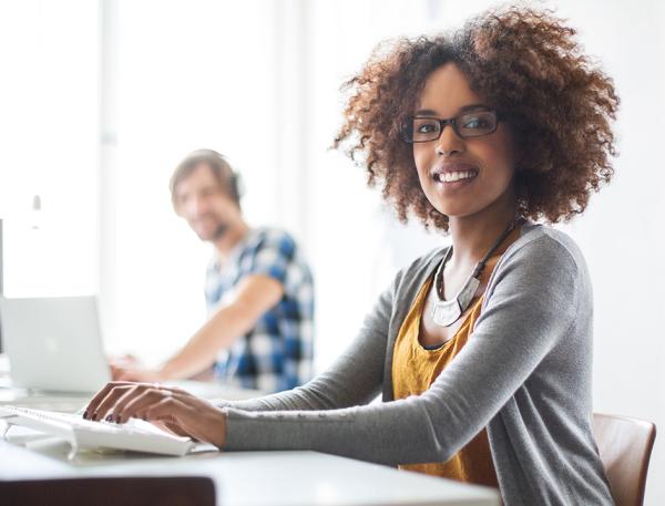 Photo de 2 artisans lors d'un atelier d'accompagnement sur Chorus PRO à la Chambre de Métiers d'Alsace