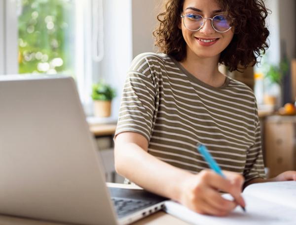 Visuel d'une personne suivant un webinaire organisé par la CM Alsace