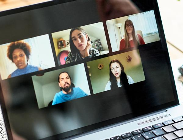 Photo de personnes en visio sur un ordinateur illustrant les webinaire CM Alsace