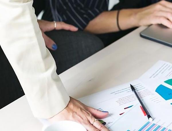 Visuel illustrant les ateliers micro-entreprise : rester ou sortir