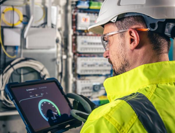 Technicien diagnostiquant un compteur électrique