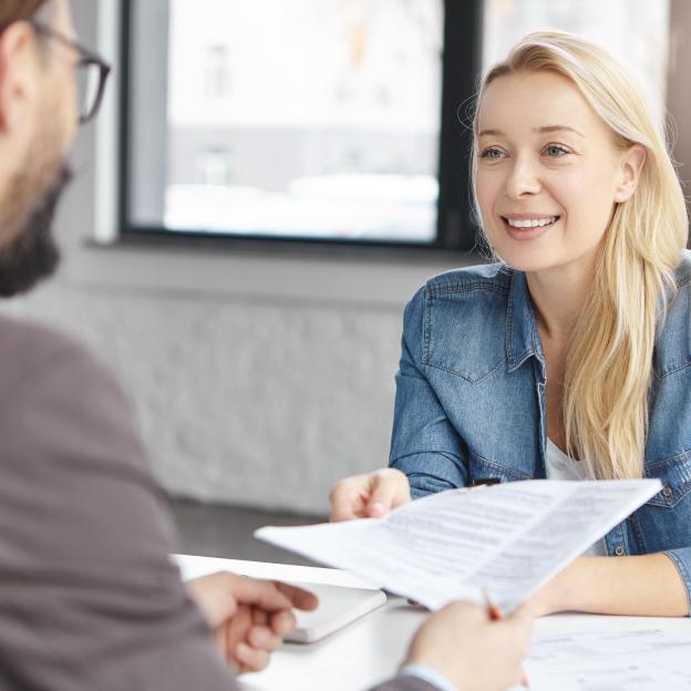 un homme et une femme qui discutent autour d'une table 