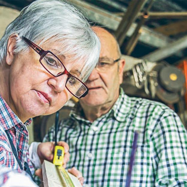 Photo de deux artisans cédants