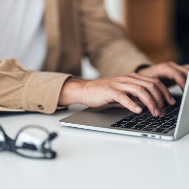 Personne tapant sur le clavier d'un ordinateur portable 