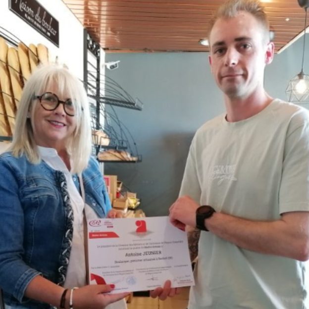 Valérie Messina remet un titre de maitre artisan