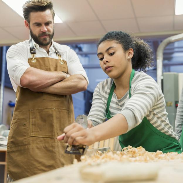 Photo montrant des apprentis en atelier