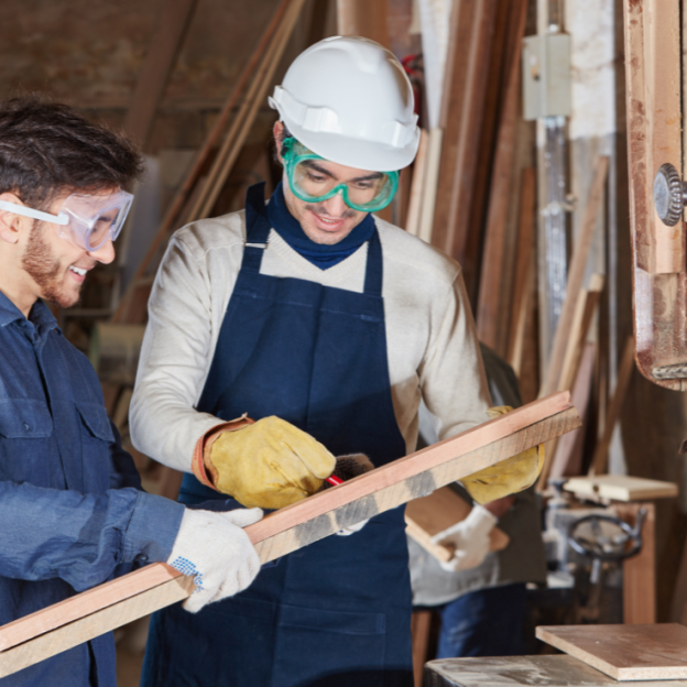 Un apprenti et son maitre d'apprentissage travaillent dans un atelier