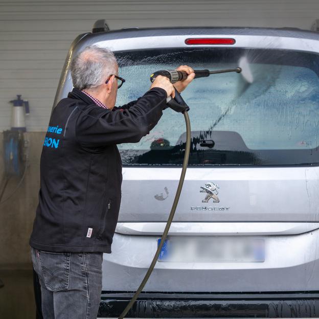 Lavage de carrosserie à grande eau