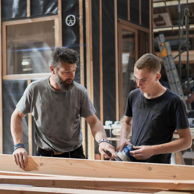 Photo d'un artisan avec son apprenti