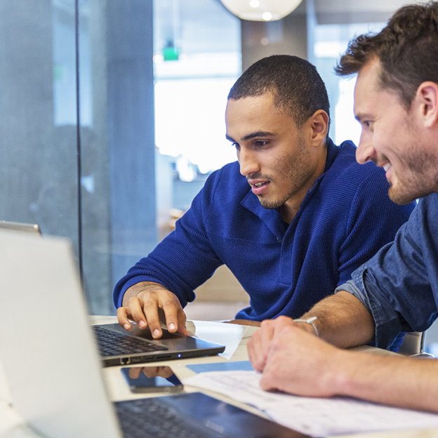 Photo d'un chef d'entreprise et de son assistant pour illustrer la formation RPMS