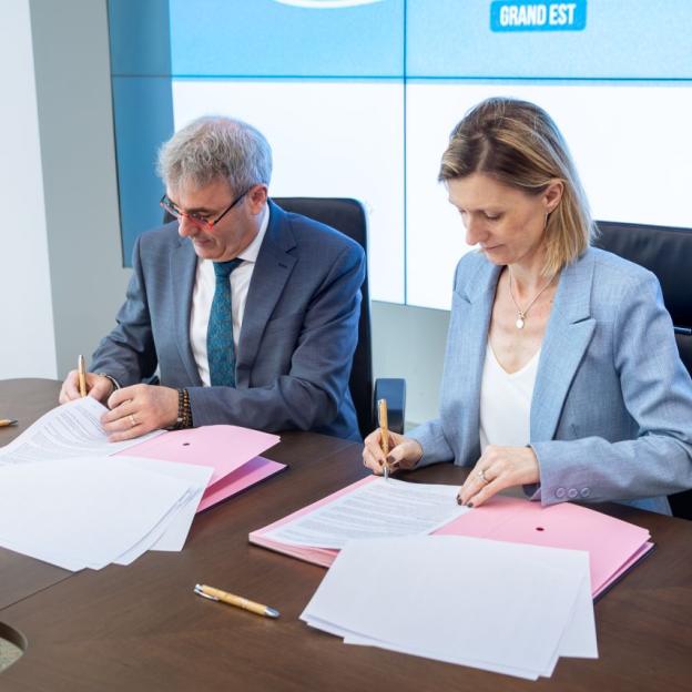 Christophe Richard, président de la CMA de Région Grand Est et Elisabeth Moreau, Directrice Générale de la BPALC, signent une nouvelle convention de partenariat