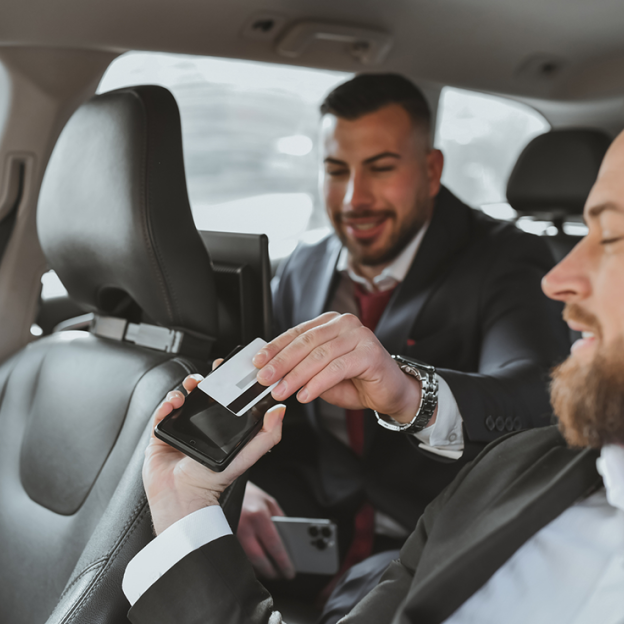 Photo d'un chauffeur VTC et son client