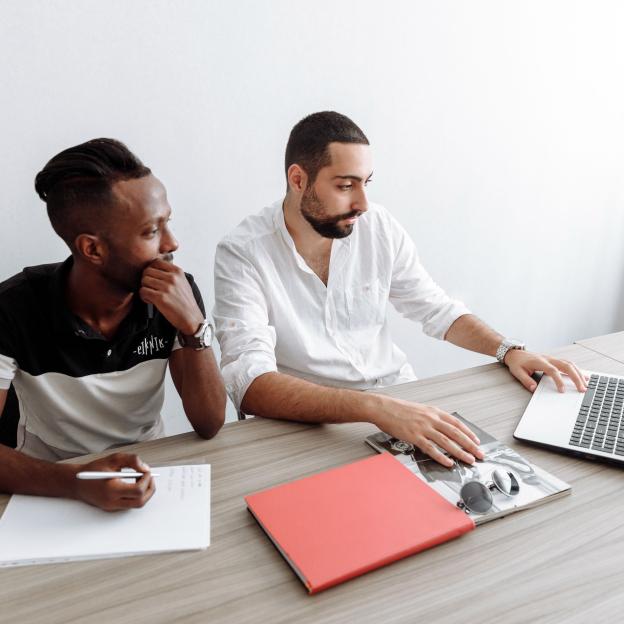 Deux hommes en apprentisage