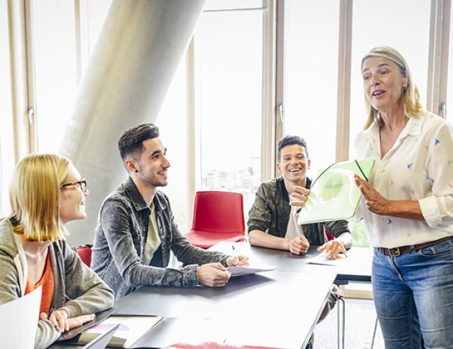 Photo d'un groupe d'apprenants avec sa professeur pour illustrer les formations courtes de la Chambre de Métiers d'Alsace