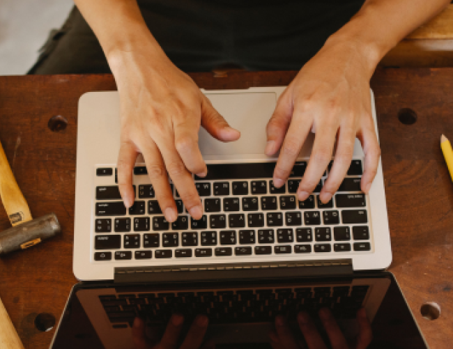 ordinateur sur un établi avec des outils
