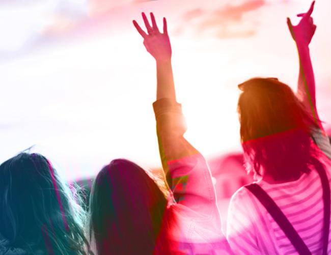 Photo de jeunes tourner vers le levée du soleil pour booster leur avenir