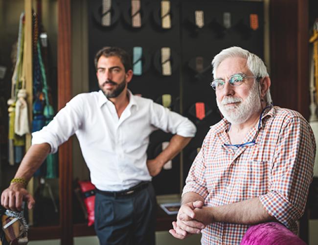 Photo d'un chef d'entreprise artisanale et de son repreneur