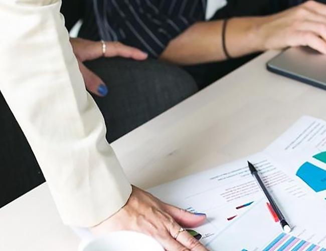 Visuel illustrant les ateliers micro-entreprise : rester ou sortir