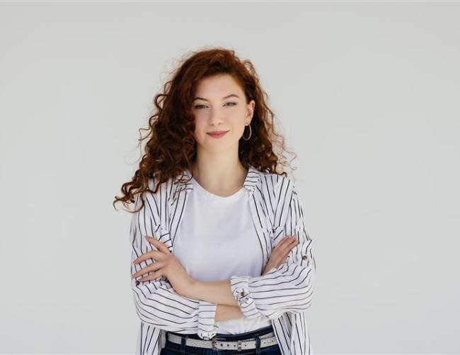 Femme qui sourit et croise les bras