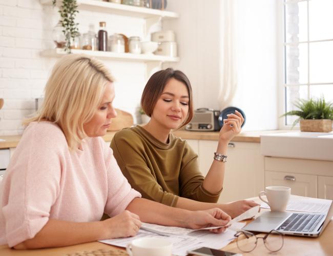 deux dames regardent des documents