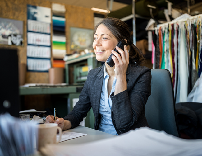 Photo d'une cheffe d'entreprise au téléphone