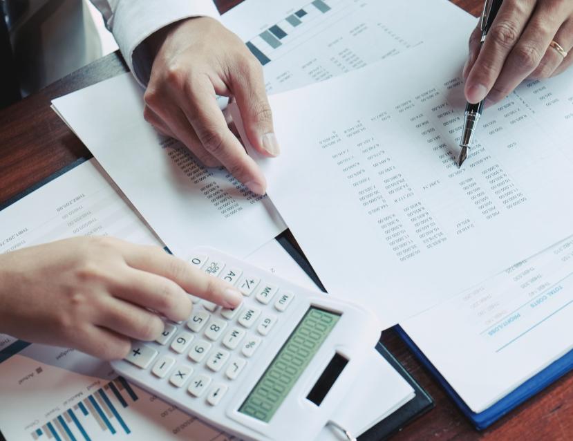 Deux personnes faisant de la comptabilité