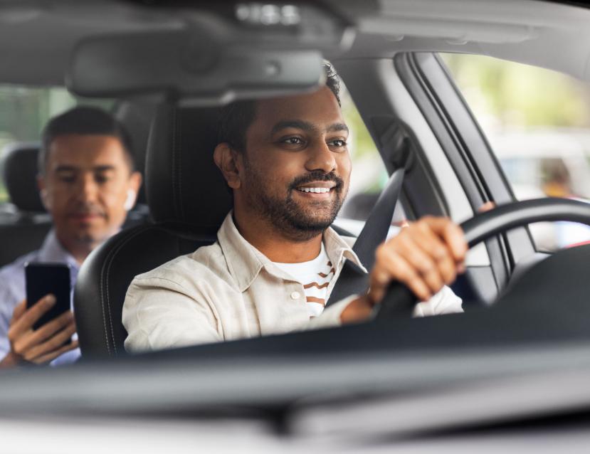 un chauffeur de taxi dans une voiture avec son client à l'arrière