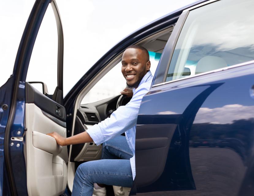 image d'un homme chauffeur VTC qui ouvre sa portière