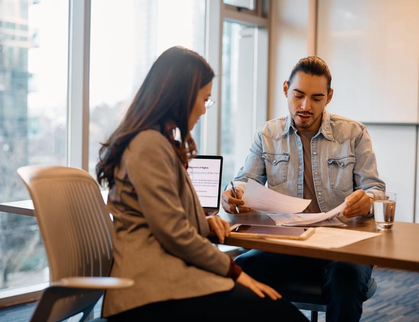 image d'un homme et d'une femme discutant autour d'une table