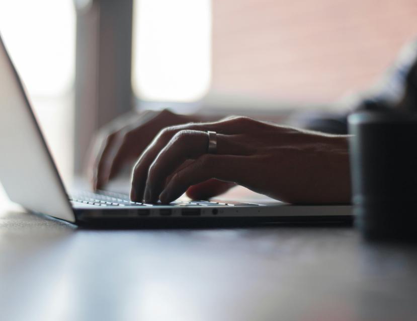 Personne tapant sur le clavier d'un ordinateur portable 