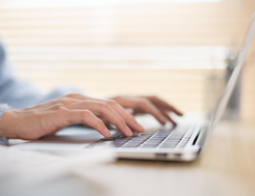 Femme tapant sur son clavier de PC