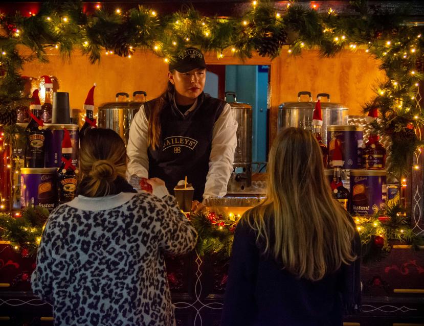 vendeuse sur un marché de noel