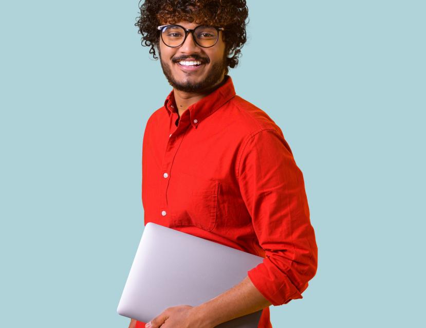 homme souriante avec ordinateur