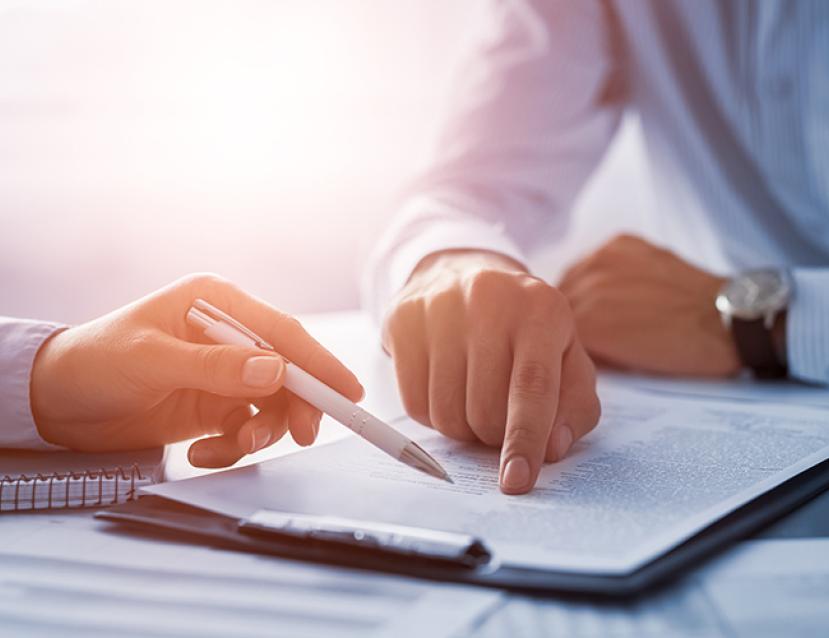 Photo d'une signature d'un contrat d'apprentissage avec un focus sur le contrat et les mains des interlocuteurs