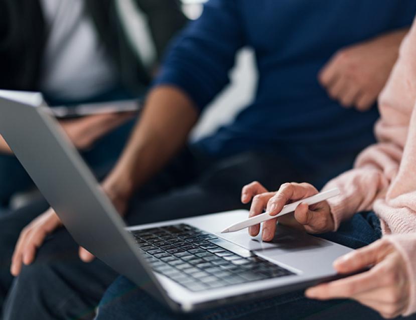 Photo en gros plan de main sur un ordinateur pour illustrer la formation Créer et Gérer son site internet de la CM-Alsace
