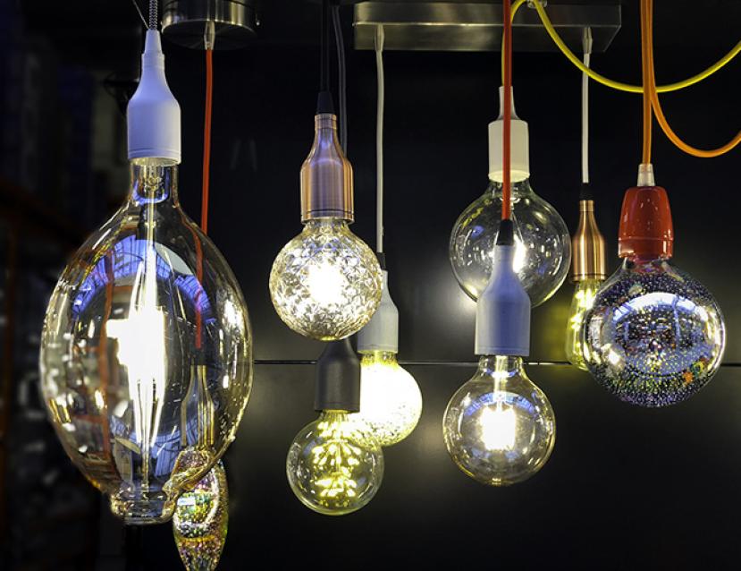 Photo de luminaires avec ampoules transparentes pour illustrer la formation luminaires Normes CE