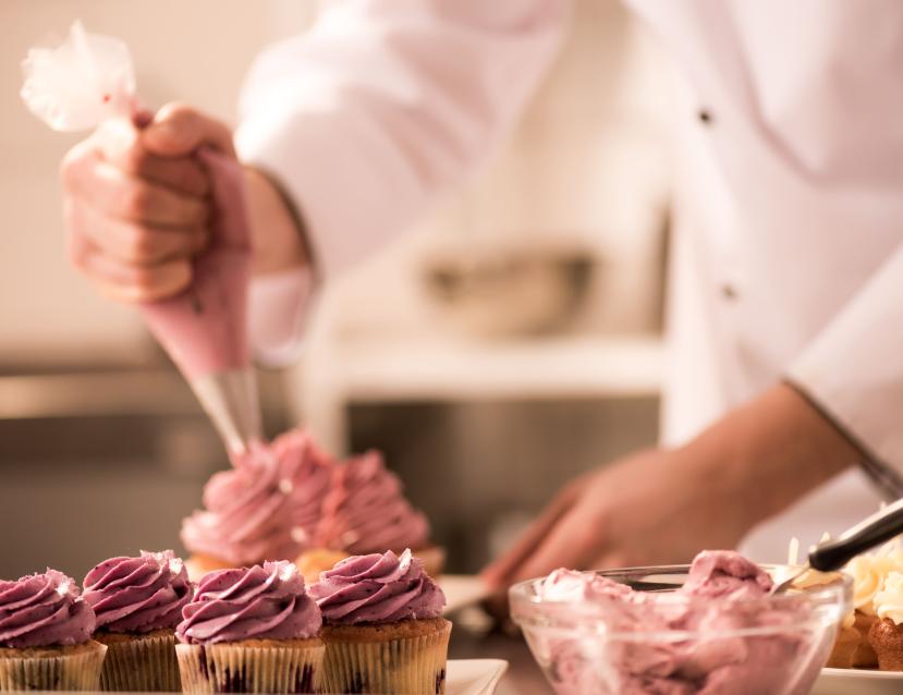 poche à douille et creme sur des cupcakes