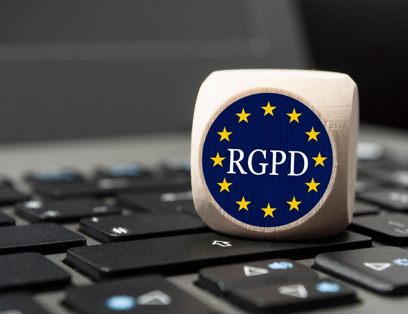 un dé avec l'inscription RGPD sur un clavier d'ordinateur