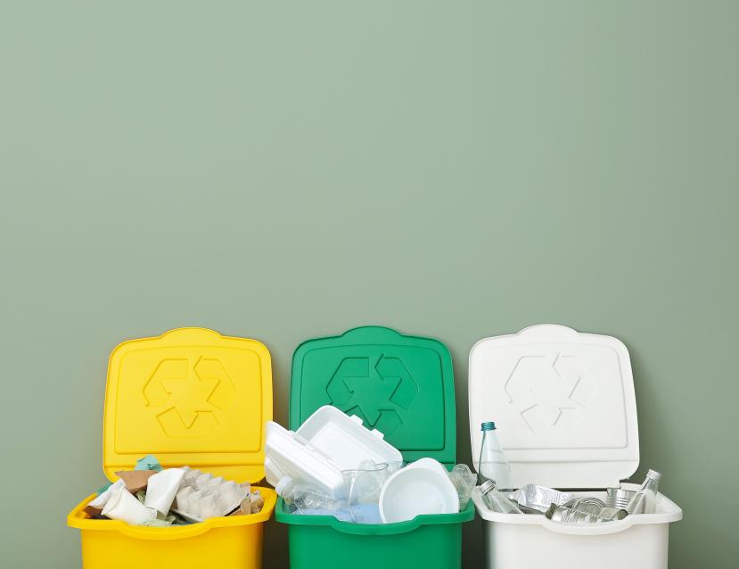 Trois poubelles de tri