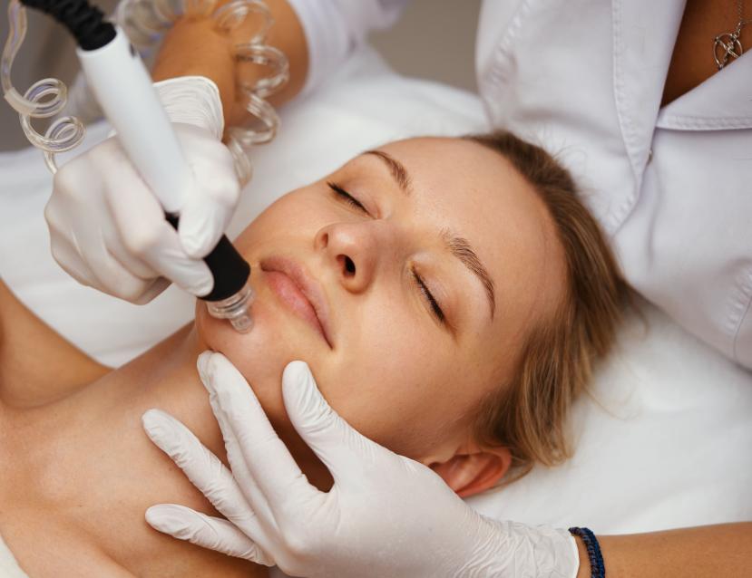 une esthéticienne qui fait des soins à une cliente