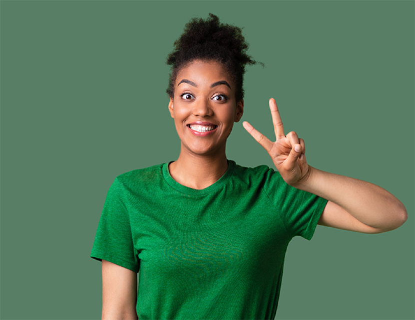 Une femme avec un t-shirt vert sourit