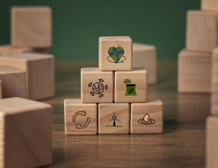Pyramide de cubes en bois où sont représentés des symboles RSE