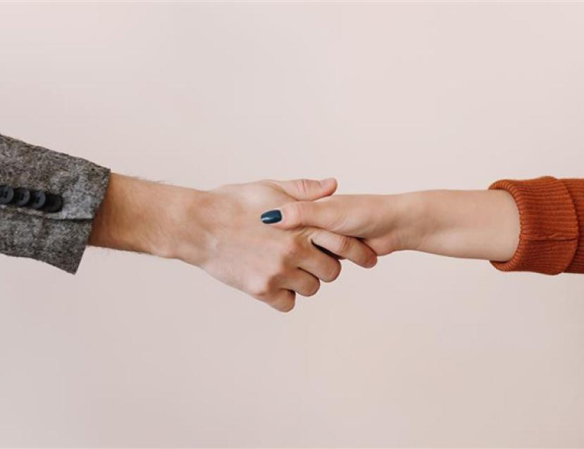 Photo de deux personnes se serrant le main pour illustrer le formation gérer et prévenir les conflits au travail