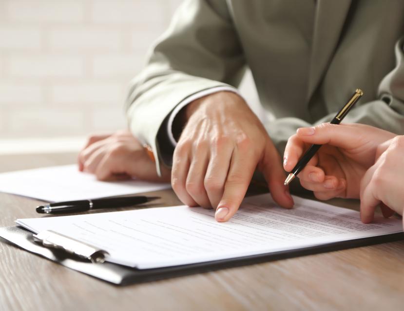 des mains sur un document papier