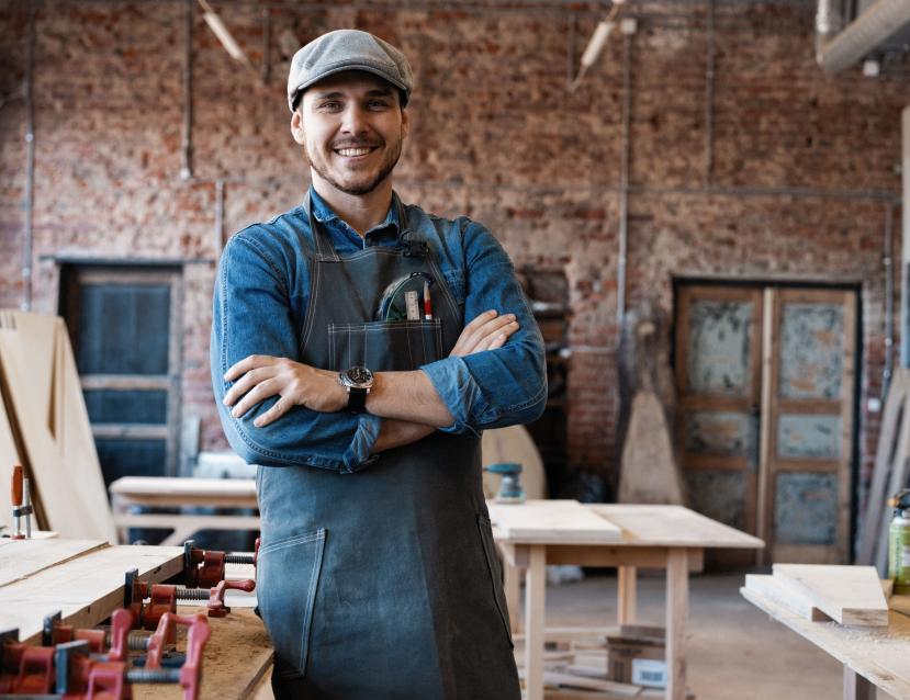 Jeune homme content dans son atelier