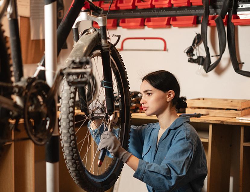 Photo d'une mécanicienne cycle au travail