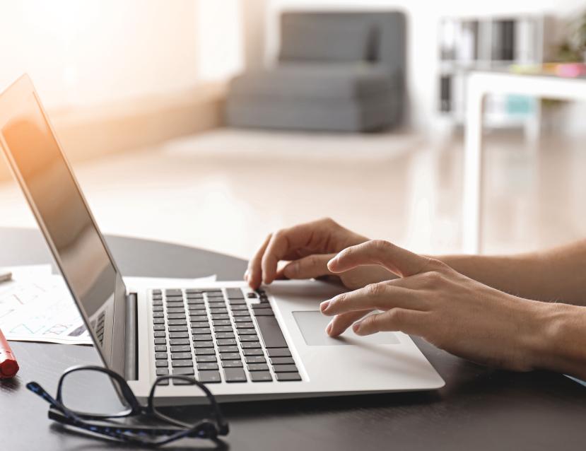 Personne tapant sur le clavier d'un ordinateur portable
